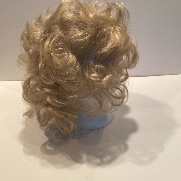 Woman’s Blonde Wig - Picture 4 of 5